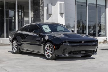 Kokomo - 13 Nisan 2025 Dodge Charger Daytona Scat Pack sergisi. Dodge, Charger EV 'ye 670HP ve 241 mil uzunluğunda atış alanı sunuyor. MY:2025