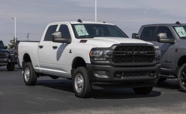 Kokomo - 13 Nisan 2025: RAM 2500 Esnaf Taksisi 4X4 bir galeride. Ram 2500 'ü 6.7L Cummins Turbo Diesel motoruyla sunuyor. MY:2025