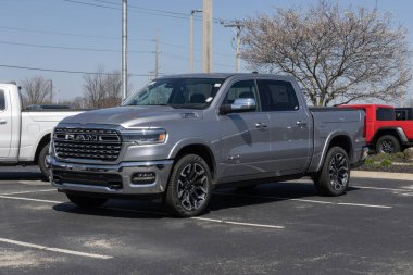 NoBlesville - 12 Nisan 2025: 1500 Longhorn mürettebat taksisi bir galeride. Ram 3.0L Twin-Turbo I6 motorlu 1500 'ü sunuyor. MY:2025