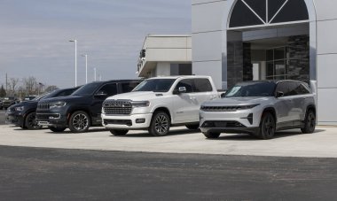 Kokomo - 13 Nisan 2025: Jeep ve RAM araçları Stellantis bayiliğinde sergileniyor. Stellantis markaları arasında Chrysler ve Dodge vardır..