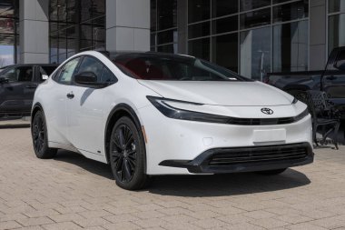 Lafayette - 11 Nisan 2025: Toyota Prius İtüzümü AWD görüntüsü. Toyota Prius 'a 2.0L 4 silindirli Hybrid motor sunar. MY:2025