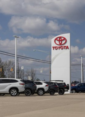 Lafayette - 11 Nisan 2025: Toyota araba, SUV, Hybrid ve EV satıcısı. Toyota Tacoma, Corolla, Highlander, Camry ve RAV4 gibi popüler araçlar satmaktadır..