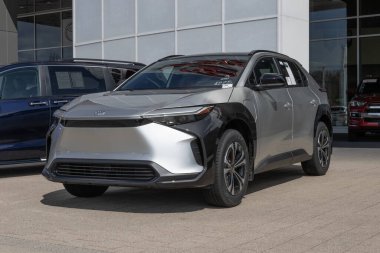 Lafayette - 11 Nisan 2025: Toyota bZ4X AWD XLE bir galeride sergilenmektedir. Toyota bZ4X 'e 252 mil uzunluğunda bir atış alanı sunuyor. MY:2024