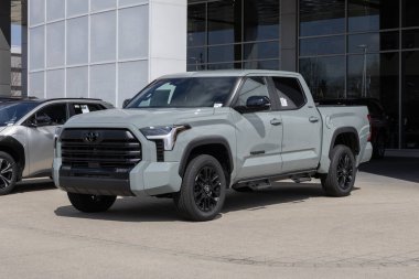 Lafayette - 11 Nisan 2025: Toyota Tundra 4X4 Limited Crewmax 5.5 ekran. Toyota, Tundra 'ya 389HP iForce Twin-Turbo V6 motoru sunar. MY:2025