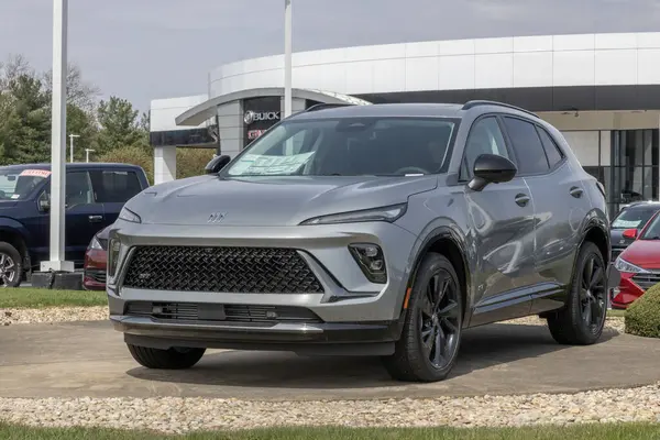 Kokomo - 13 Nisan 2025: Buick Envision Sport Touring ST sergisi. Buick, Envision 'a 2.0 L Turboşarjlı motor sunuyor. MY:2025