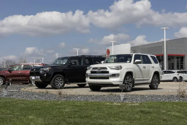 Lafayette - 11 Nisan 2025: Kullanılmış Toyota 4Runner sergisi. Maliyet endişeleriyle, Toyota talebi karşılamak için kontörlü araba alıp satıyor. Benim: 2022
