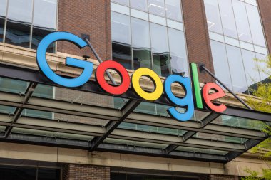 Chicago - 23 Nisan 2025: Google Chicago Fulton Market Binası. Google arama motoru, tarayıcı ve çevrimiçi reklamcılığıyla bilinen bir teknoloji şirketidir..