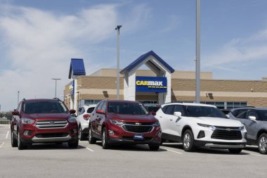 Indianapolis - 27 Nisan 2025: CarMax galerisi araba sergisi kullanıldı. Fiyatlandırma endişeleriyle, CarMax peşin fiyatlı kontörlü arabalar sunuyor.