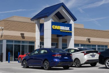 Indianapolis - 27 Nisan 2025: CarMax galerisi araba sergisi kullanıldı. Fiyatlandırma endişeleriyle, CarMax peşin fiyatlı kontörlü arabalar sunuyor.