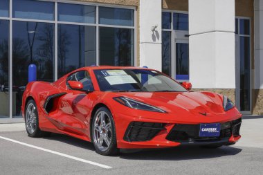 Indianapolis - 27 Nisan 2025: bir CarMax bayisinde Chevy Corvette sergisi kullanıldı. Maliyet endişeleriyle, CarMax peşin fiyatlı kontörlü arabalar sunuyor. Benim: 2022