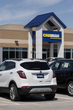 Indianapolis - 27 Nisan 2025: CarMax galerisi araba sergisi kullanıldı. Fiyatlandırma endişeleriyle, CarMax peşin fiyatlı kontörlü arabalar sunuyor.