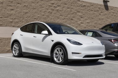 Indianapolis - 27 Nisan 2025: CarMax bayiliğinde Tesla Y modelini kullandı. Fiyat endişeleriyle, CarMax peşin fiyatlı kontörlü arabalar sunuyor. Benim: 2020