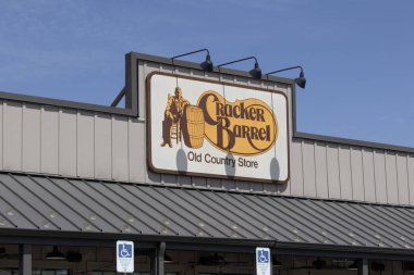 Indianapolis - 27 Nisan 2025: Cracker Barrel Old Country Store Hızlı Gündelik Restoran. Cracker Barrel ev yemeği sunar..