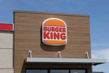 Indianapolis - 27 Nisan 2025: Burger King fast food restoranı. Burger King, Uluslararası Markalar Lokantası 'nın yan kuruluşu..