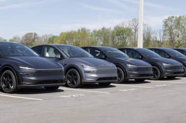 Indianapolis - 27 Nisan 2025: Tesla Model Y bir galeride sergileniyor. Tesla, Model Y 'ye 327 mil uzunluğunda bir atış alanı sunuyor. MY:2026