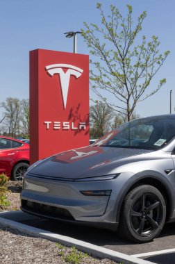 Indianapolis - 27 Nisan 2025: Tesla Model Y bir galeride sergileniyor. Tesla, Model Y 'ye 327 mil uzunluğunda bir atış alanı sunuyor. MY:2026