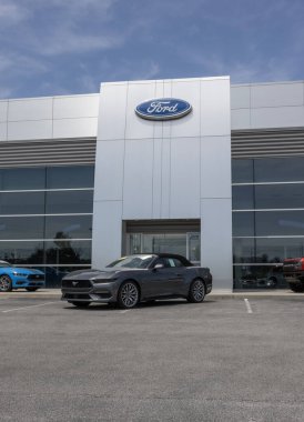 Kokomo - 11 Mayıs 2025: Ford Mustang Üstü açılabilir Premium bir galeride sergileniyor. Ford Mustang 'e 2.3L EcoBoost motoru sunuyor. MY:2025