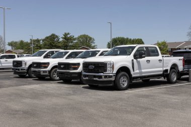 Kokomo - 11 Mayıs 2025: Ford F-250 ve F-150 kamyonet görüntüleme. Ford F250 ve F150 'ye benzin, dizel, turbo ve turbo dizel motorlar sunuyor.