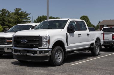Kokomo - 11 Mayıs 2025: Ford F-250 XL SRW 4X4 mürettebat taksisi bir galeride sergileniyor. Ford, 6.8L DEVCT V8 motorlu F250 'yi sunar. MY:2025