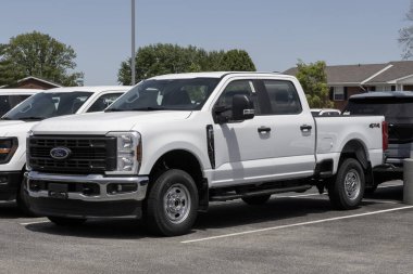 Kokomo - 11 Mayıs 2025: Ford F-250 XL SRW 4X4 mürettebat taksisi bir galeride sergileniyor. Ford, 6.8L DEVCT V8 motorlu F250 'yi sunar. MY:2025