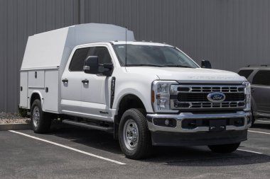 Kokomo - 11 Mayıs 2025: Ford F-350 Ekip Taksisi ve Knapheide Taksi Sergisi. Ford F350 'ye 6.7L Power Stroke Diesel motor sunuyor. MY:2025