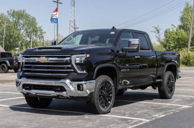 Kokomo - 11 Mayıs 2025: Chevrolet Silverado 2500 Ekip Taksisi LTZ 4WD ekran. Chevy, 6.6L Duramax motorlu Silverado 2500 teklif ediyor. MY:2025