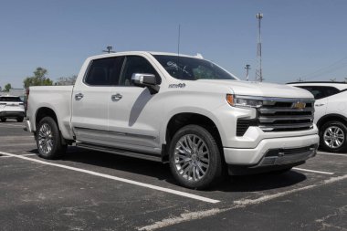 Kokomo - 11 Mayıs 2025 Chevrolet Silverado 1500 Crew High Country 4WD sergisi. Chevy, 6.2L Ecotec V8 motorlu Silverado 1500 'ü sunar. MY:2025