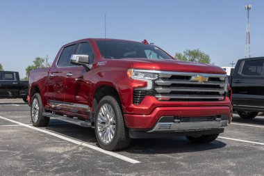 Kokomo - 11 Mayıs 2025 Chevrolet Silverado 1500 Crew High Country 4WD sergisi. Chevy, 5.3L Ecotec V8 motorlu Silverado 1500 'ü sunar. MY:2025