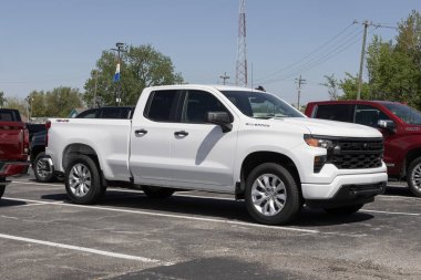 Kokomo - 11 Mayıs 2025: Chevrolet Silverado 1500 DBL Custom 4WD sergisi. Chevy, 2.7L Turbomax motorlu Silverado 1500 'ü sunar. MY:2024