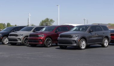 Kokomo - 11 Mayıs 2025 Dodge Durango bir galeride sergileniyor. Dodge, GT, RT, RT Plus ve SRT Hellcat modellerinde Durango 'yu sunar. MY:2025