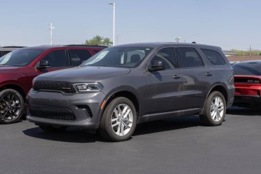 Kokomo - 11 Mayıs 2025 Dodge Durango GT SUV bir galeride sergileniyor. Dodge, Durango 'ya 3.6L VVT V6 motor sunar. MY:2025