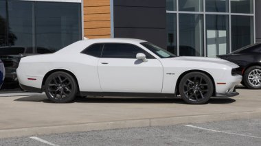 Tipton - 11 Mayıs 2025: kullanılmış Dodge Challenger RT ekranı. Fiyatlandırma endişeleriyle, Dodge talebi karşılamak için kontörlü araba alıp satıyor. Benim: 2022