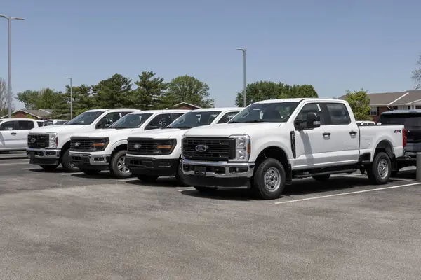 Kokomo - 11 Mayıs 2025: Ford F-250 ve F-150 kamyonet görüntüleme. Ford F250 ve F150 'ye benzin, dizel, turbo ve turbo dizel motorlar sunuyor.
