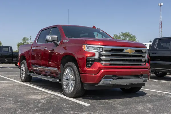 Kokomo - 11 Mayıs 2025 Chevrolet Silverado 1500 Crew High Country 4WD sergisi. Chevy, 5.3L Ecotec V8 motorlu Silverado 1500 'ü sunar. MY:2025