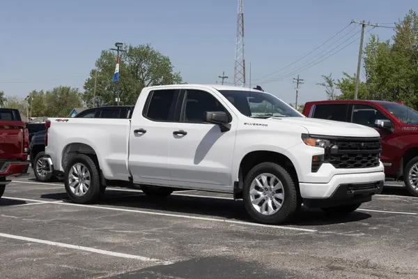 Kokomo - 11 Mayıs 2025: Chevrolet Silverado 1500 DBL Custom 4WD sergisi. Chevy, 2.7L Turbomax motorlu Silverado 1500 'ü sunar. MY:2024