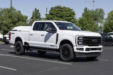 Zionsville - 18 Mayıs 2025: Ford F-350 SRW 4X4 Ekip Taksisi. Ford, 6.7L Turbo-Diesel motorlu F350 'yi sunuyor. MY:2024