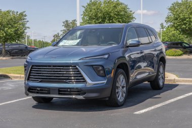 Kokomo - 18 Mayıs 2025: Buick Enclave Tercihli SUV sergisi bir galeride. Buick, Enclave 'e 2.5L Turbo 4 silindirli motor teklif ediyor. MY:2025