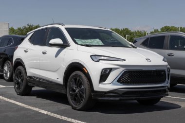 Kokomo - 18 Mayıs 2025: Buick Encore Sport Touring SUV bir galeride sergileniyor. Buick, 1.3L Ecotec Turbo motoru ile Encore 'u sunuyor. MY:2025