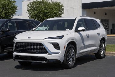 Kokomo - 18 Mayıs 2025: Buick Enclave Avenir SUV bir galeride sergileniyor. Buick, Enclave 'e 2.5L Turbo 4 silindirli motor teklif ediyor. MY:2025