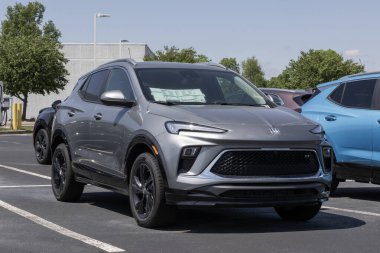 Kokomo - 18 Mayıs 2025: Buick Encore GX Sport Touring SUV bir galeride sergileniyor. Buick, 1.3L Ecotec Turbo motoru ile Encore 'u sunuyor. MY:2025