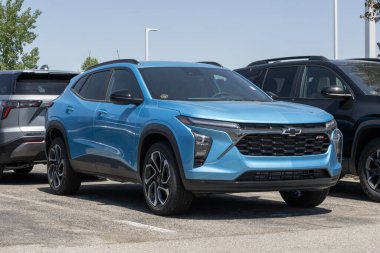 Plainfield - 18 Mayıs 2025: Chevrolet Trax 2RS Küçük SUV bir galeride sergileniyor. Chevy, Trax 'e 1.2L Turboşarjlı Ecotec motoru sunuyor. MY:2025