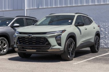 Plainfield, 18 Mayıs 2025 Chevrolet Trax ACTIV, bir galeride küçük bir SUV sergisi. Chevy, Trax 'e 1.2L Turboşarjlı Ecotec motoru sunuyor. MY:2025