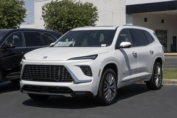 Kokomo - 18 Mayıs 2025: Buick Enclave Avenir SUV bir galeride sergileniyor. Buick, Enclave 'e 2.5L Turbo 4 silindirli motor teklif ediyor. MY:2025