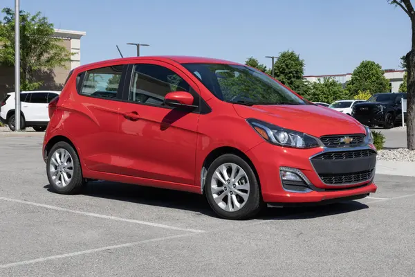 Carmel - 18 Mayıs 2025: kullanılmış Chevrolet Spark sergisi. Fiyatlandırma endişeleriyle, Chevy talebi karşılamak için kontörlü araba alıp satıyor. MY:2021