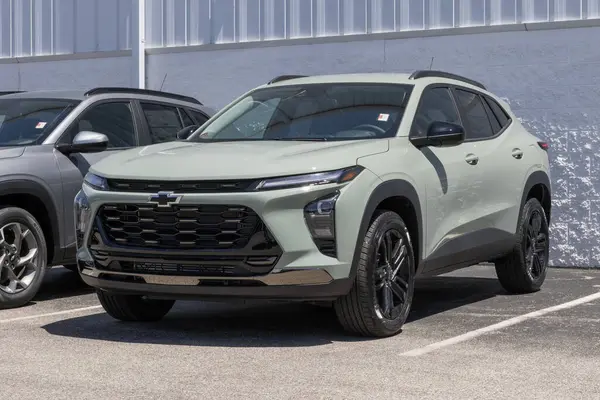 Plainfield, 18 Mayıs 2025 Chevrolet Trax ACTIV, bir galeride küçük bir SUV sergisi. Chevy, Trax 'e 1.2L Turboşarjlı Ecotec motoru sunuyor. MY:2025