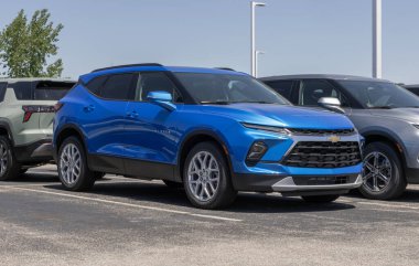 Plainfield - 18 Mayıs 2025 Chevrolet Blazer 2LT Deri Deri AWD SUV bir galeride sergileniyor. Chevy, Blazer 'a 3.6L VVT V6 motor sunar. MY:2025