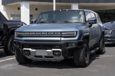Kokomo - 18 Mayıs 2025: GMC Hummer 3X EV SUV bir galeride sergilenmektedir. GMC, Hummer EV SUV 'ye 314 mil uzunluğunda bir sürüş alanı sunuyor. MY:2024