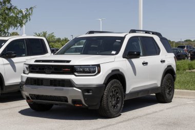 Avon - 18 Mayıs 2025: Honda Pasaport Trailsport Trailsport orta boy SUV bir galeride sergileniyor. Honda, 3.5L VCM V6 motorlu bir pasaport sunar. MY:2026