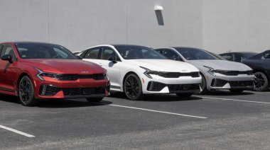 Avon - 18 Mayıs 2025: Kia K5 orta boy sedan bir galeride sergileniyor. Kia, K5 'i LXS, GT-Line, GT ve EX modellerinde sunar. MY:2025