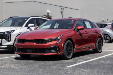 Avon - 18 Mayıs 2025: Kia K5 LXS orta boy sedan ekran bir bayide. Kia K5 'e 2.5L Doğrudan Enjeksiyon 4 silindirli motor sunar. MY:2025